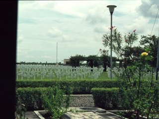 Gezicht op de graven vanuit de beheerderswoning.